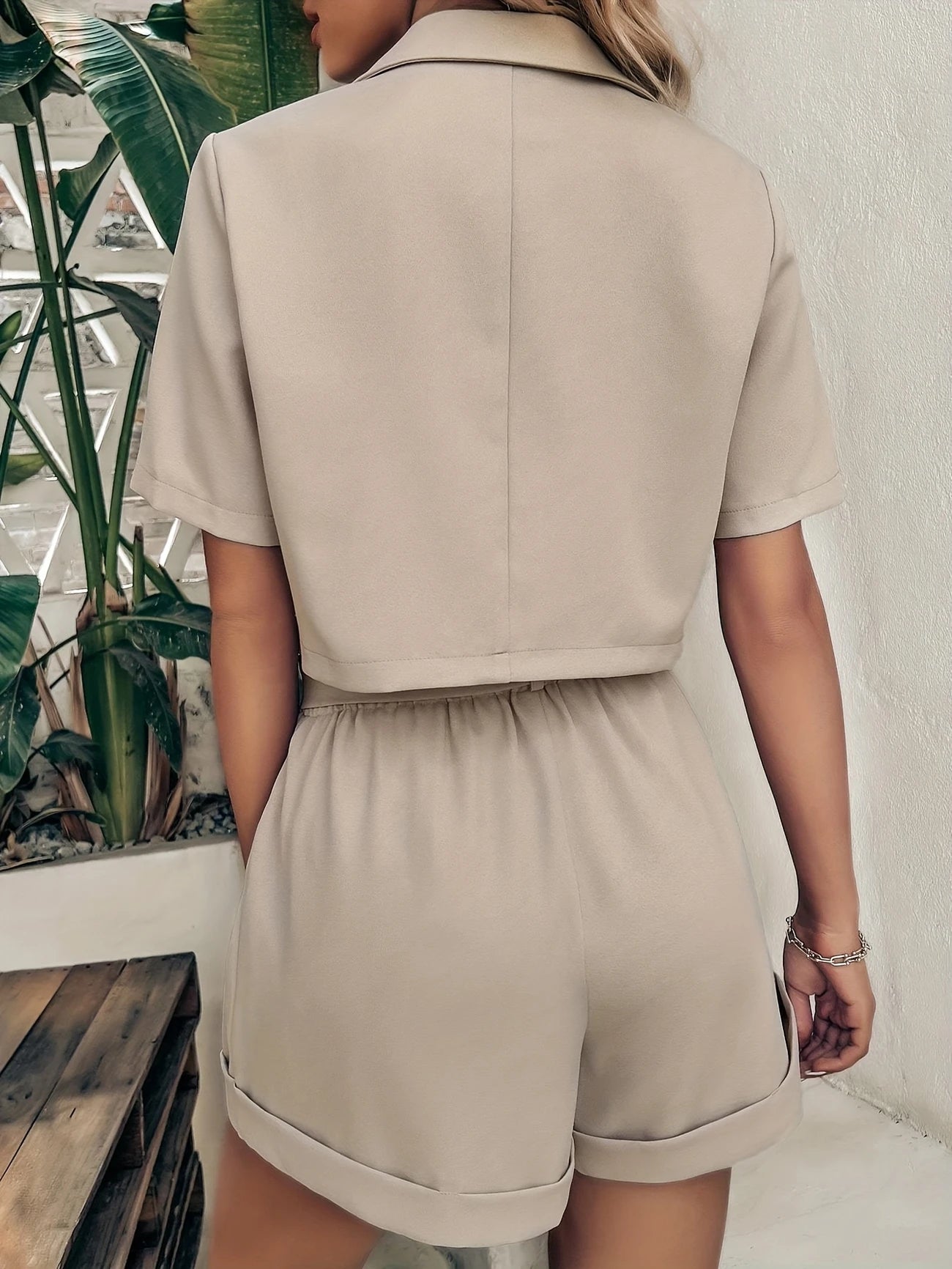 A delicate light suit