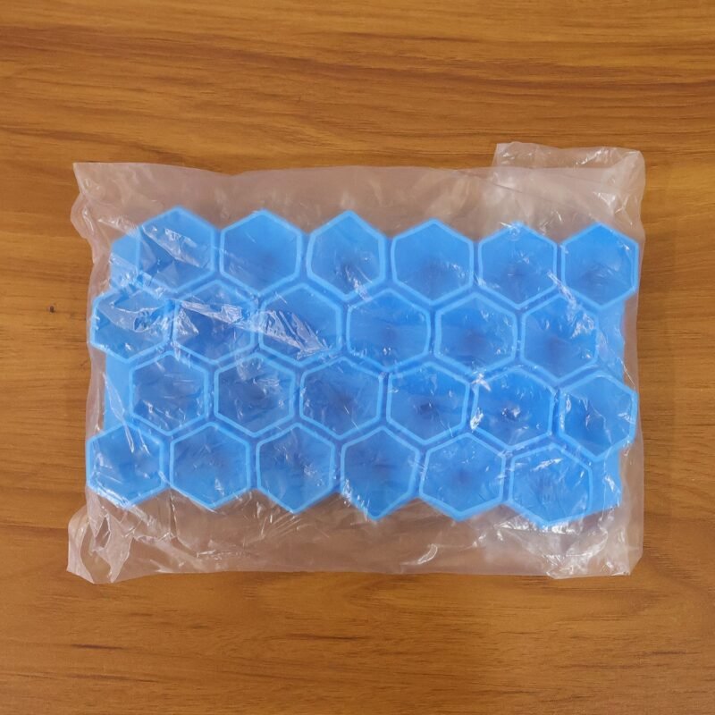 007_67cd3c2a-6b8e-448a-b56f-d2f6224de5c5.jpg Flexible Silicone Diamond Ice Cube Tray – Easy Release & Reusable