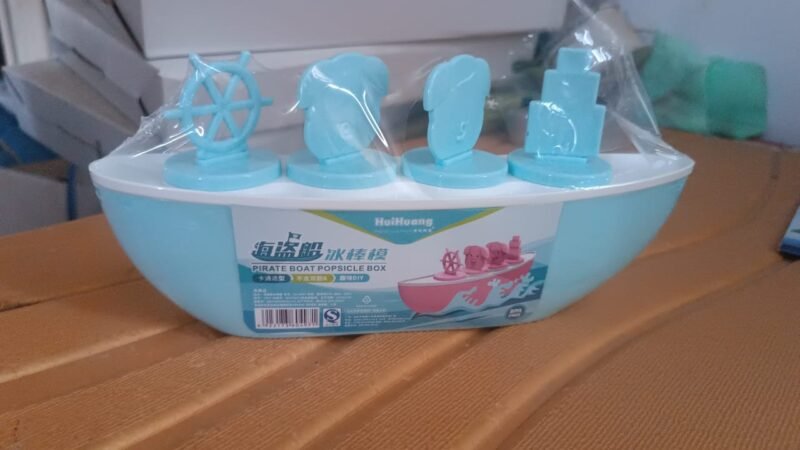 00a0c1b4-6fb1-418f-9249-c11a2f768f6e.jpg Boat-Shaped Ice Cream Mould with Piggy Design – 4 Cavity Popsicle Maker