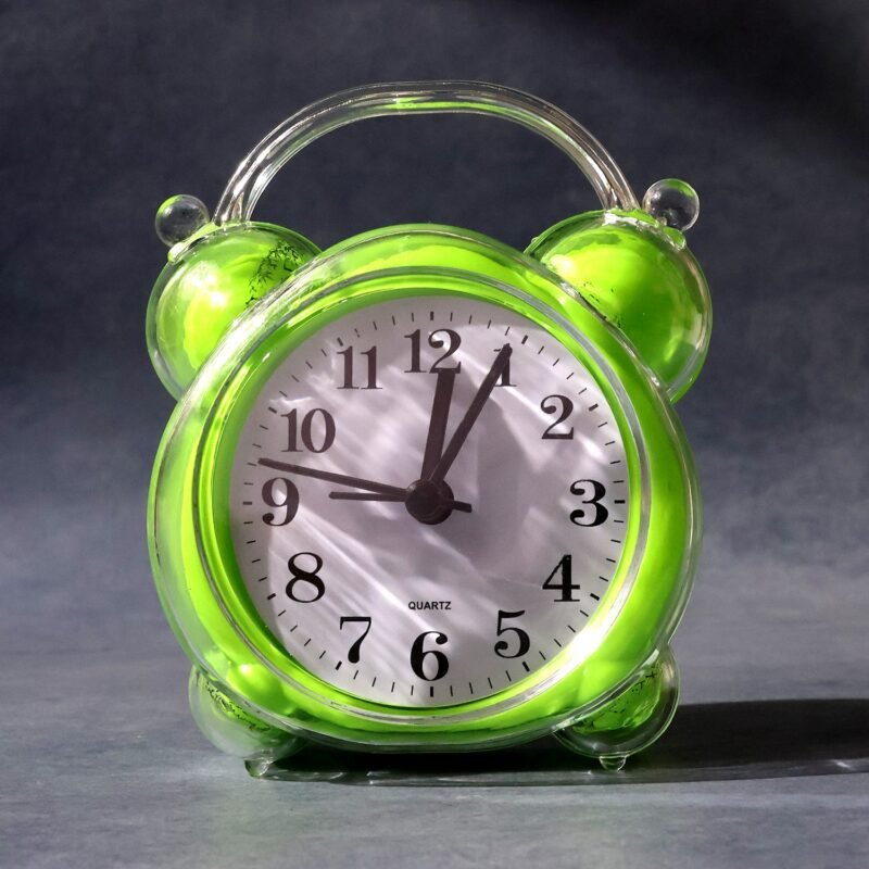 Quartz Analog Alarm Clock – Loud Alarm & Compact Design
