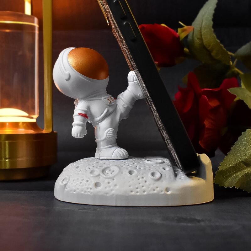 02_0e9d0a0e-bb31-43dd-89ca-fbcaae2ffe7f.jpg Astronaut Phone Holder � 3D Spaceman Design, Resin | PHOBIA