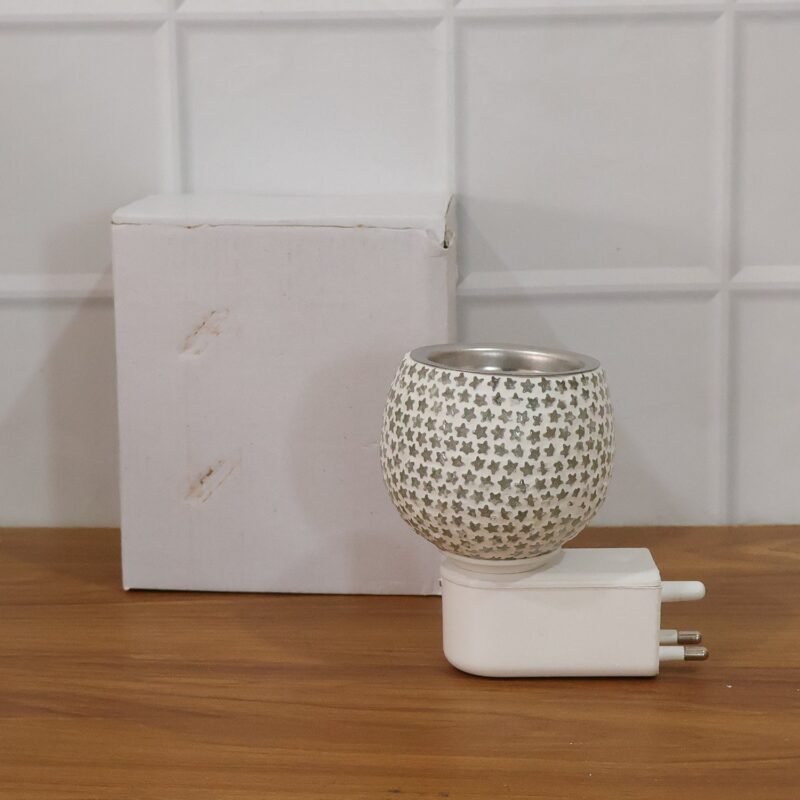 07_8271a350-7b2c-4cb2-ab36-b5e54490bc6c.jpg Star Cut Glass Aroma Diffuser – Elegant Plug-In Night Lamp