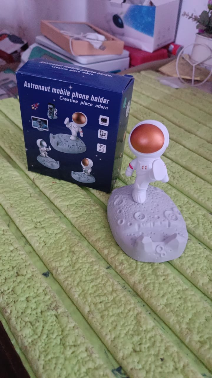 43c2bd7b-35ec-4394-babc-a1ea4f3cb837.jpg Astronaut Phone Holder � 3D Spaceman Design, Resin | PHOBIA