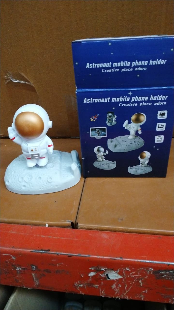 57bb5bb3-1a3b-4369-9678-10736249055a.jpg Astronaut Phone Holder � 3D Spaceman Design, Resin | PHOBIA