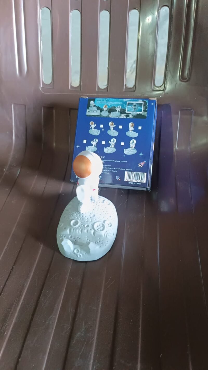 64d34113-197d-433d-8bc2-445e605c62dc.jpg Astronaut Phone Holder � 3D Spaceman Design, Resin | PHOBIA