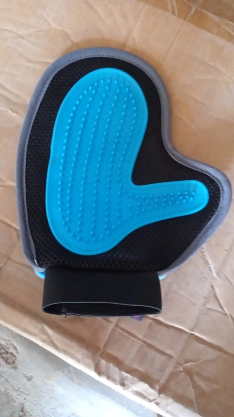 Pet Grooming Glove � Gentle Deshedding & Massage Tool for Pets