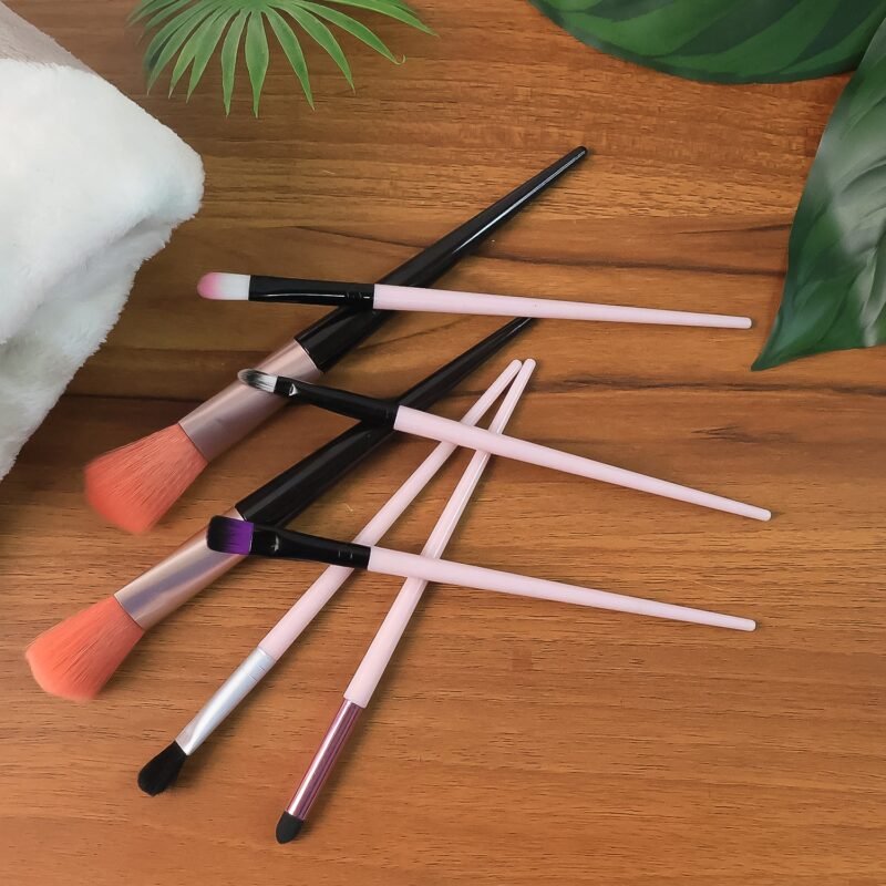 Mackup-Brush-04.jpg Professional Soft Makeup Brush Set – 7-Pc with Travel Pouch