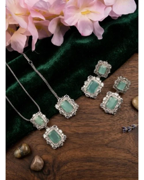 Generic Women's Brass Silver Plated Pendant Set (Mint)