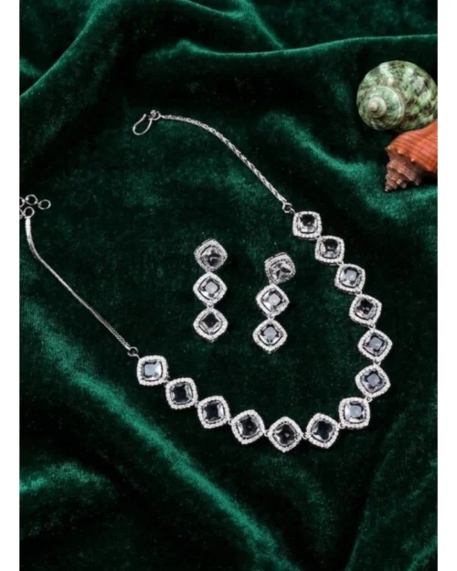 Generic Women's Brass Silver Plated Necklace set (White)