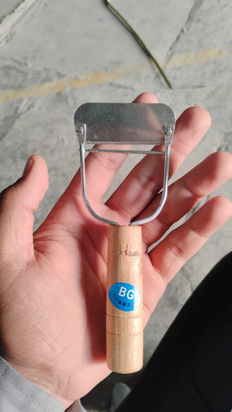 ad262cea-fc35-4cf0-8cbe-19d68a1ba384.jpg Wooden Handle Vegetable Peeler � Ergonomic & Durable Design