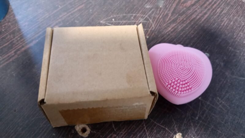 aff4b4a7-a438-4839-9033-b54503c92721.jpg Silicone Face Wash Brush – Heart-Shaped Deep Cleansing | Glimmerly